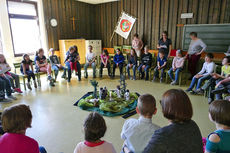 Kinderkarfreitagsliturgie im Gemeindezentrum (Foto: Karl-Franz Thiede)